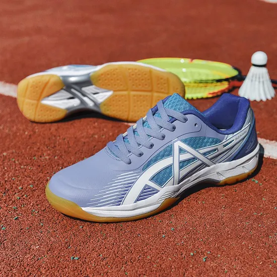 Pilih Sepatu Badminton yang Tepat: Mengapa Sepatu Lari Tidak Boleh Digunakan di Lapangan Vinyl/Kayu