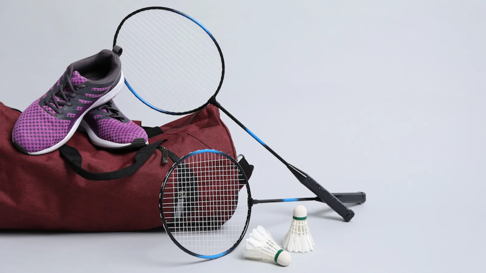 Peralatan & Perawatan: "Jangan Dianggap Sepele! Cara Merawat Raket dan Tas Badminton Supaya Awet Bertahun-tahun"